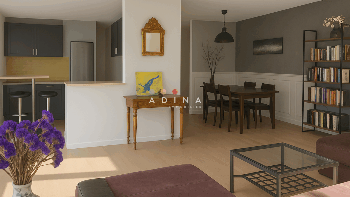 Salon moderne avec coin repas et cuisine ouverte.