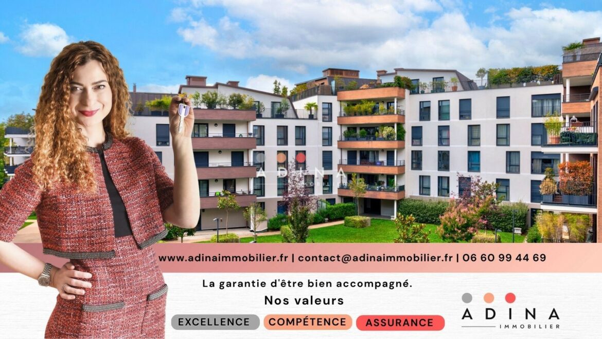 Immeuble moderne avec femme tenant des clés au premier plan.