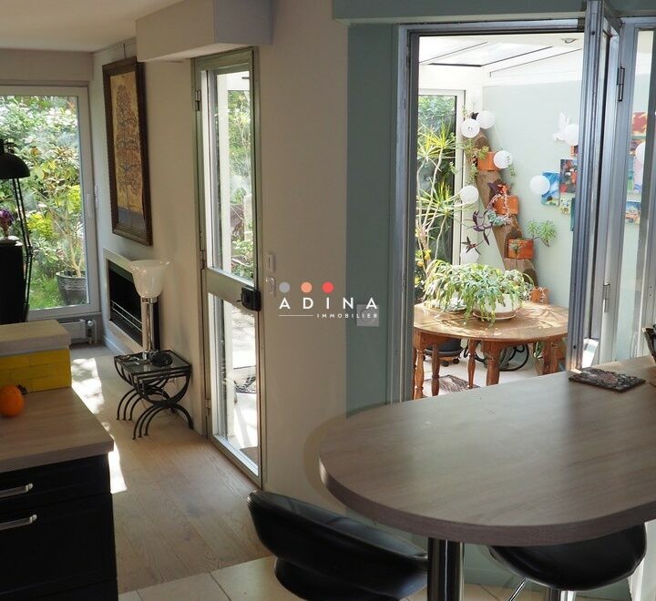 Intérieur lumineux d'une maison avec salon et véranda à Nanterre.
