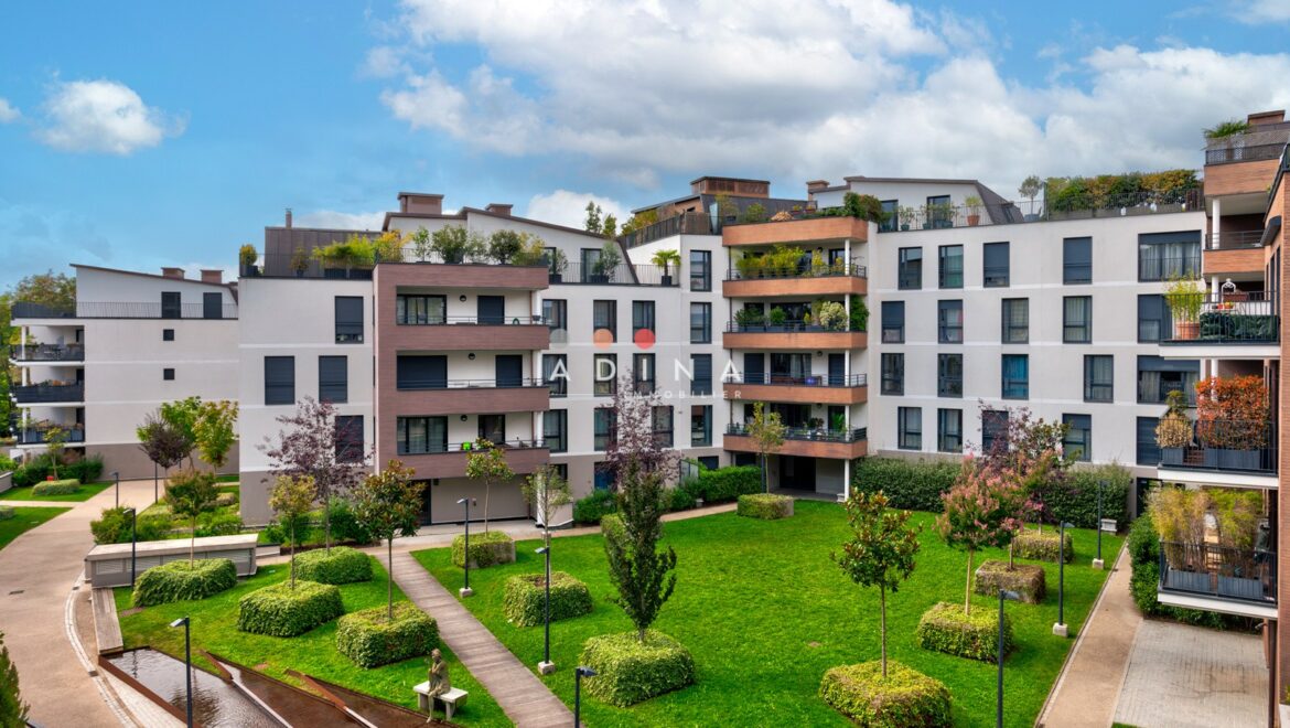 Immeuble moderne avec espaces verts à Le Plessis-Robinson.