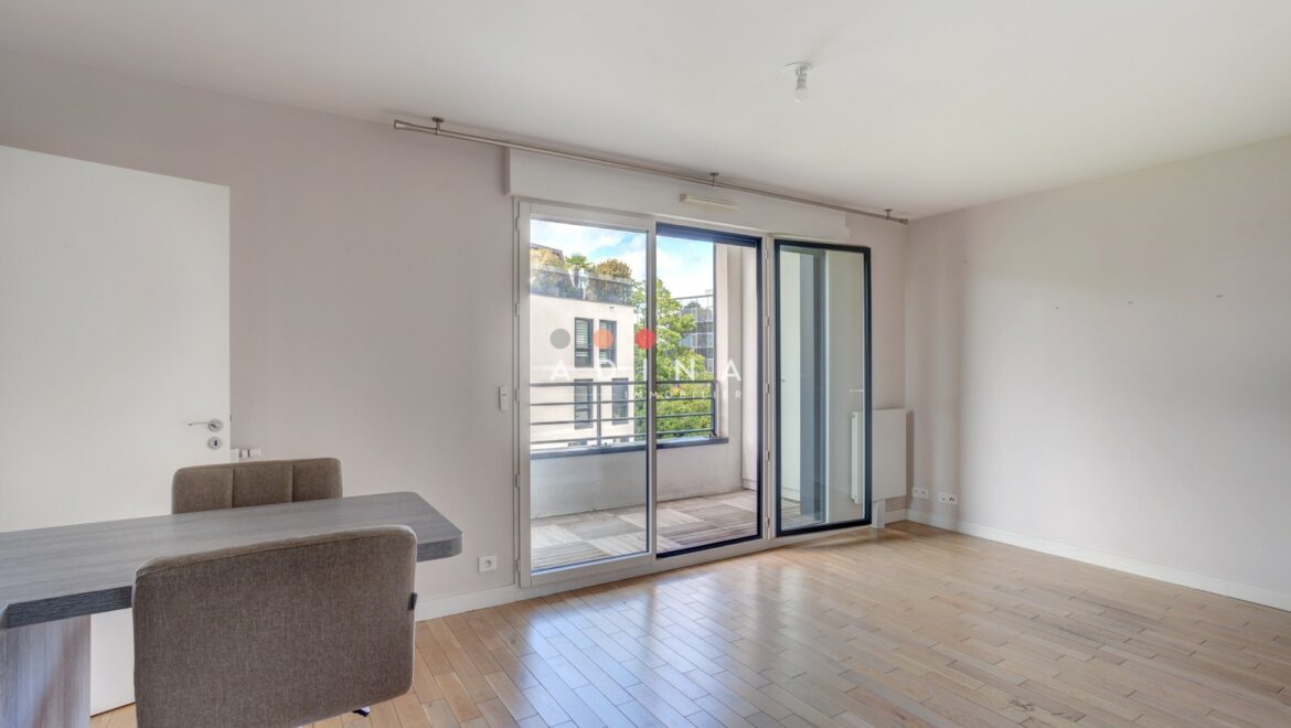 Intérieur d'un appartement avec balcon au Plessis-Robinson.