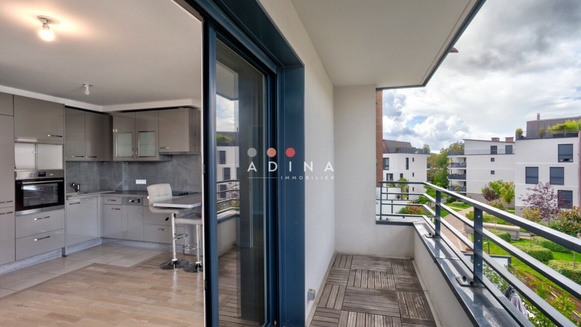 Appartement moderne avec cuisine ouverte et balcon à Le Plessis-Robinson.