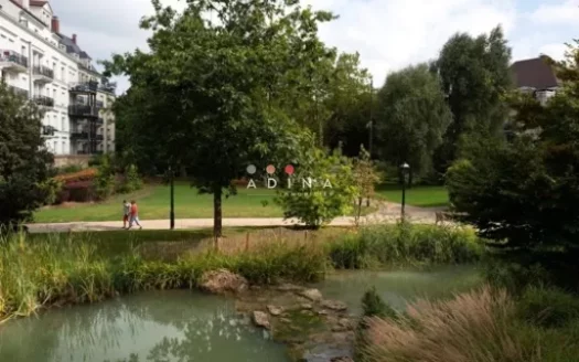 Parc verdoyant avec étang à Le Plessis-Robinson.