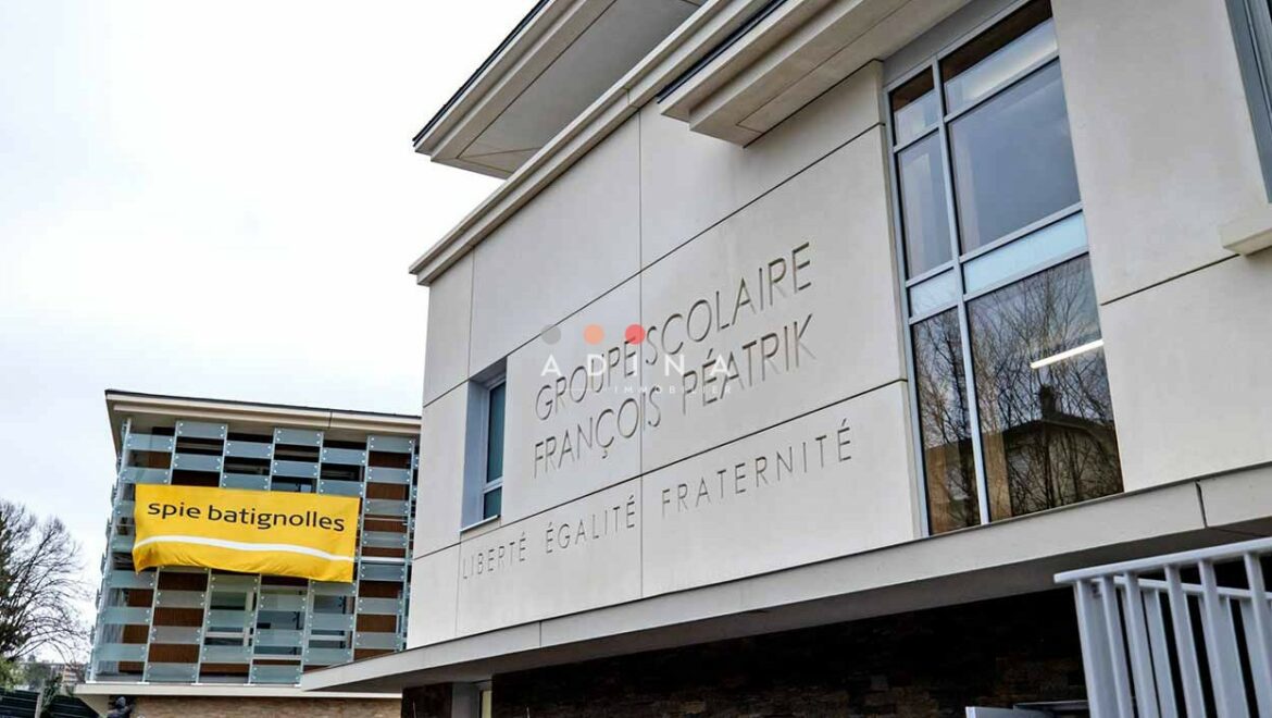 Façade du groupe scolaire François Péatrik au Plessis-Robinson.