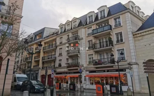 Immeuble résidentiel au Plessis-Robinson avec des commerces au rez-de-chaussée.