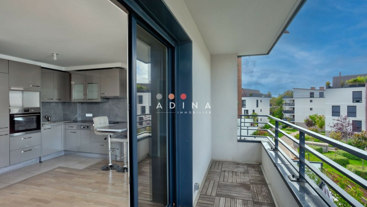 Appartement avec cuisine ouverte et vue sur balcon au Plessis-Robinson.