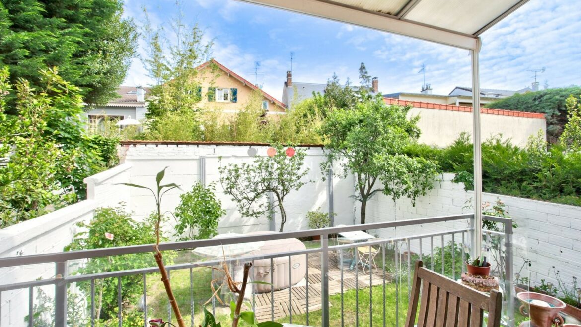 Jardin verdoyant avec terrasse à Le Plessis-Robinson.