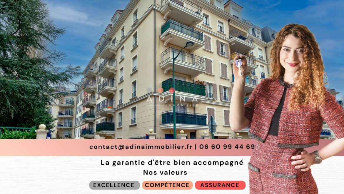 Femme tenant des clés devant un immeuble résidentiel.