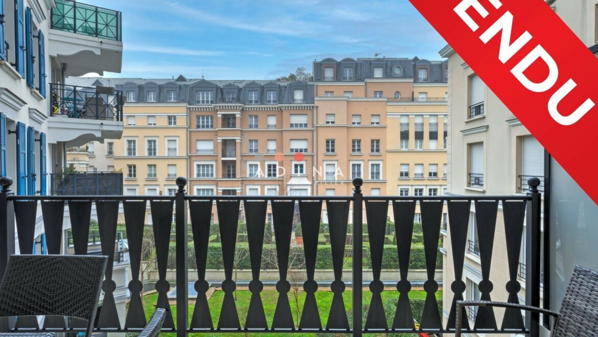 Balcon d'un appartement à Le Plessis-Robinson, avec bannière "Vendu".