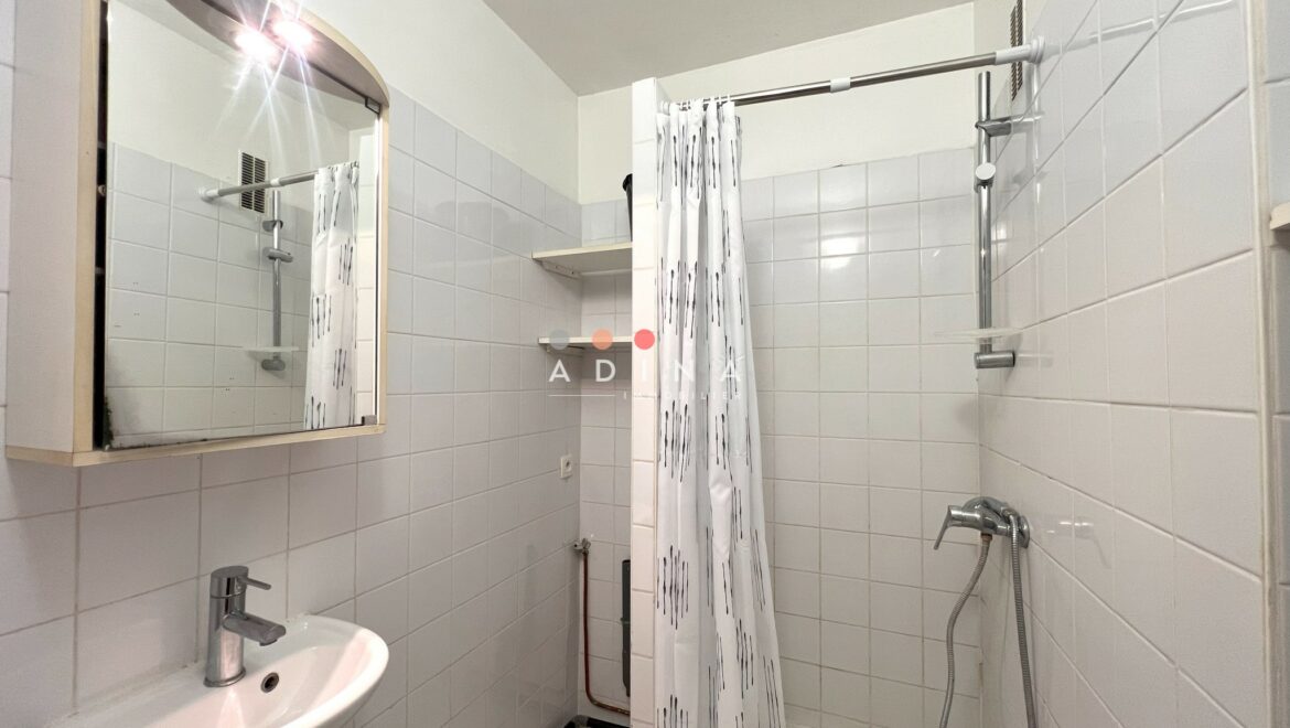 Salle de bain avec douche et lavabo modernes.