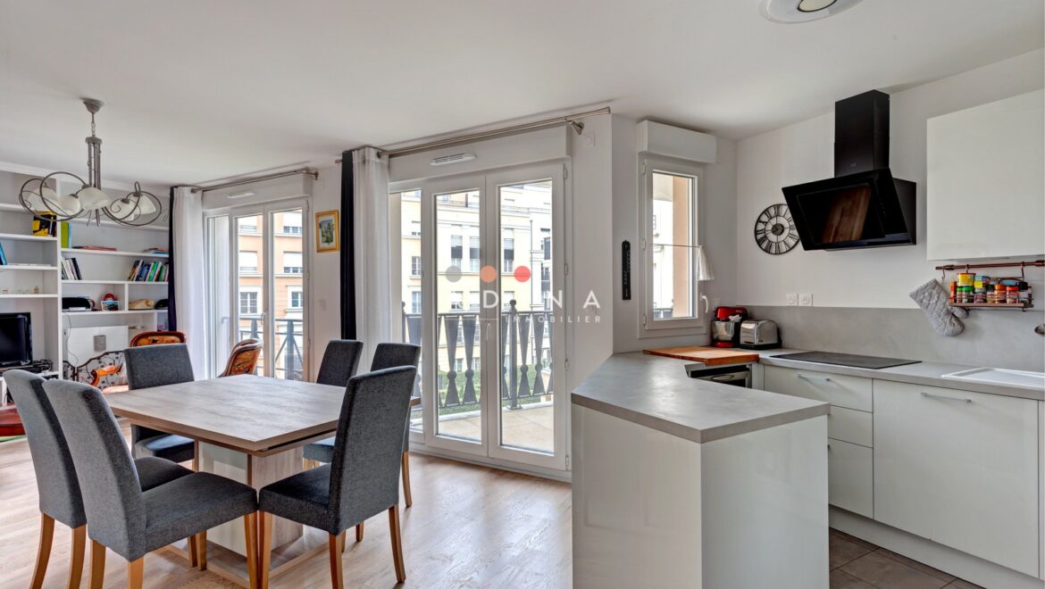 Salle à manger et cuisine modernes avec grandes fenêtres.