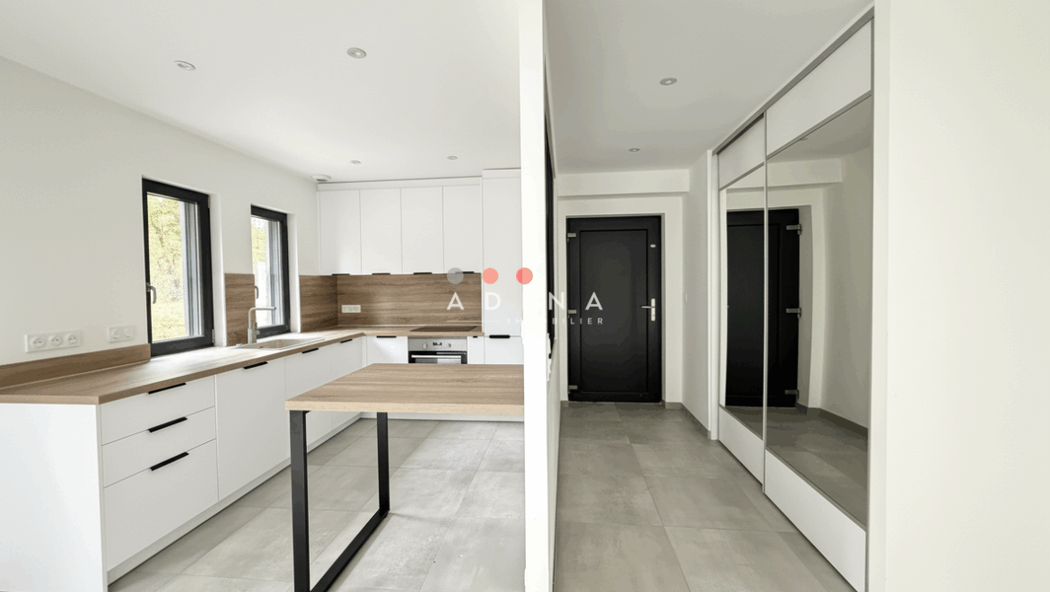 Cuisine moderne avec plan de travail en bois au Plessis-Robinson.