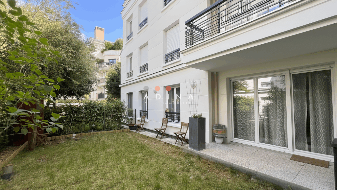 Façade d'un immeuble moderne avec jardin au Plessis-Robinson.