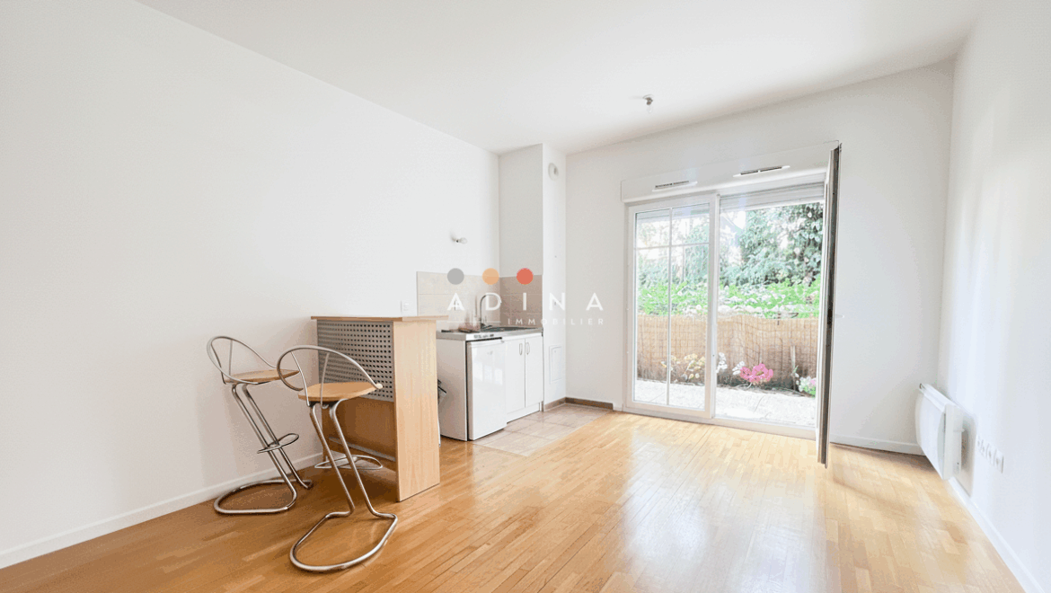 Appartement lumineux avec coin cuisine et accès jardin.