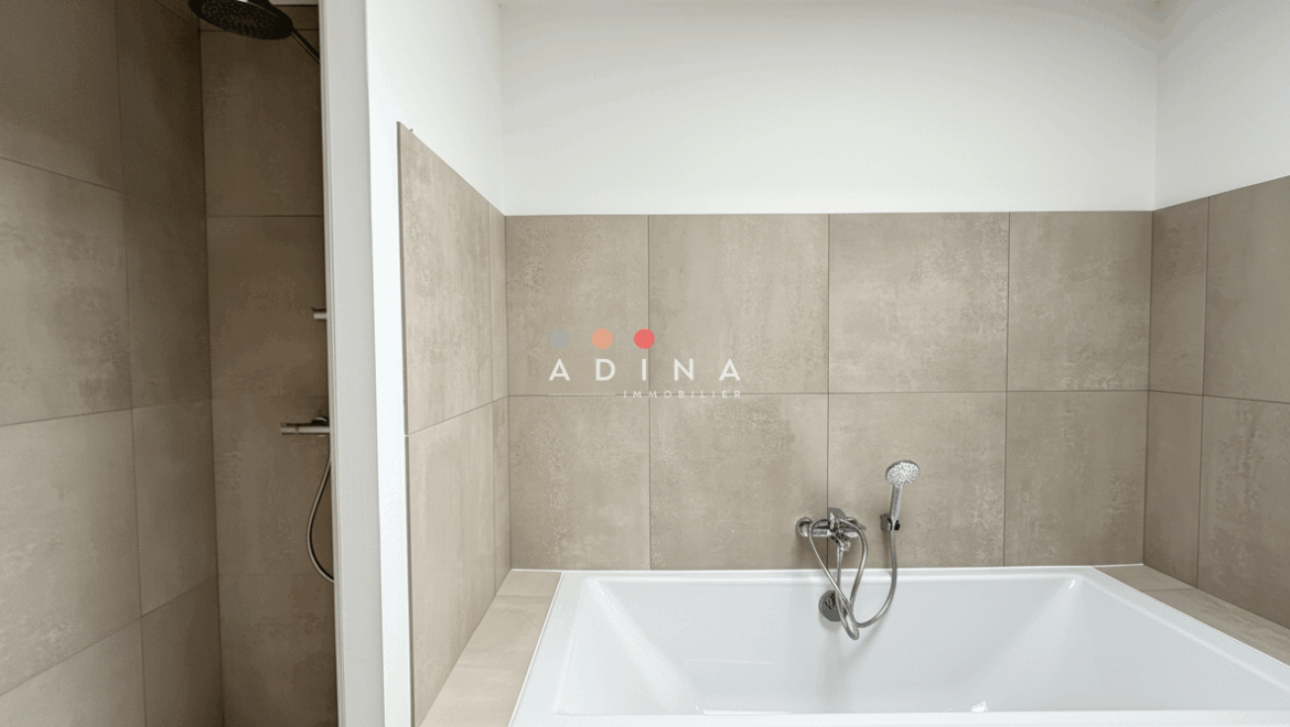 Salle de bains avec baignoire et douche à Le Plessis-Robinson.