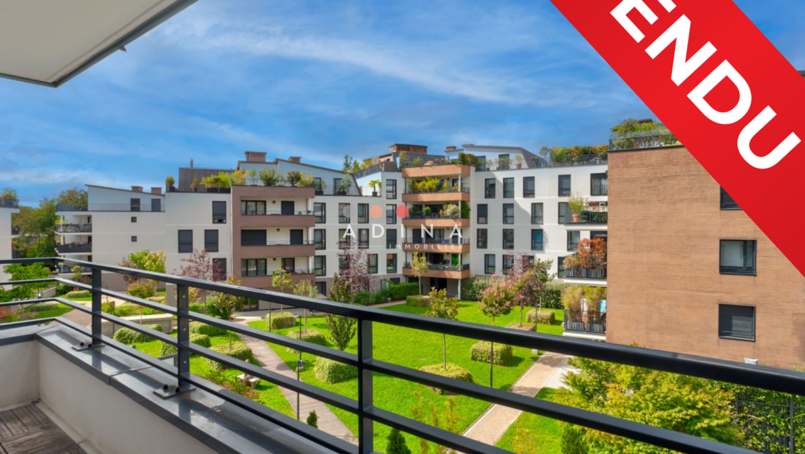 Appartements modernes avec jardins, étiquette "Vendu".