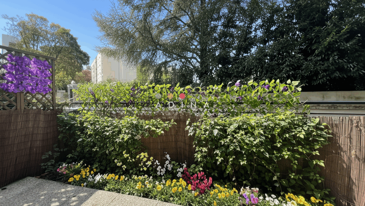 Jardin avec fleurs et treillis au Plessis-Robinson.