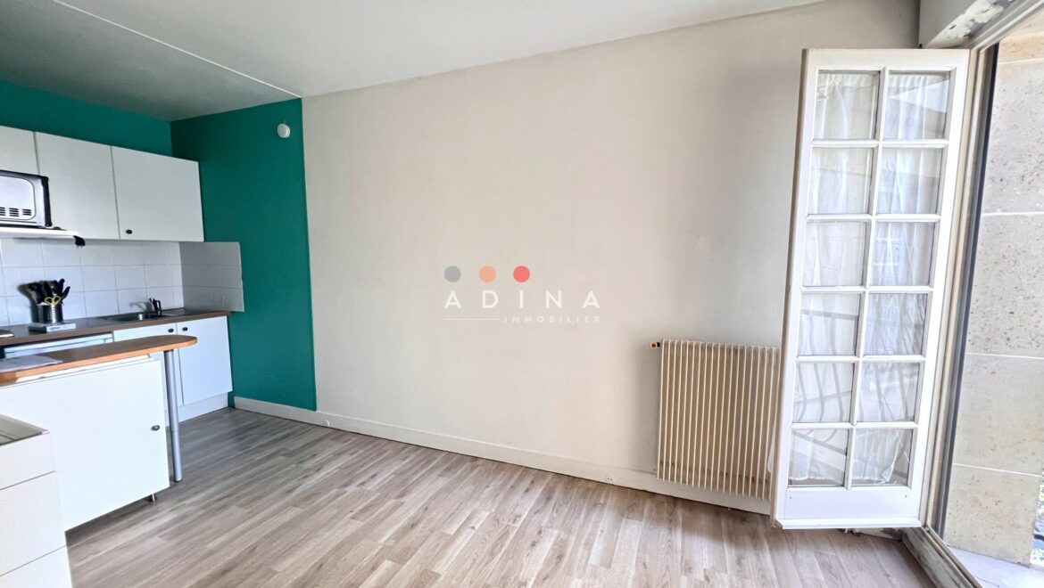 Appartement avec coin cuisine et fenêtre ouverte au Plessis-Robinson.