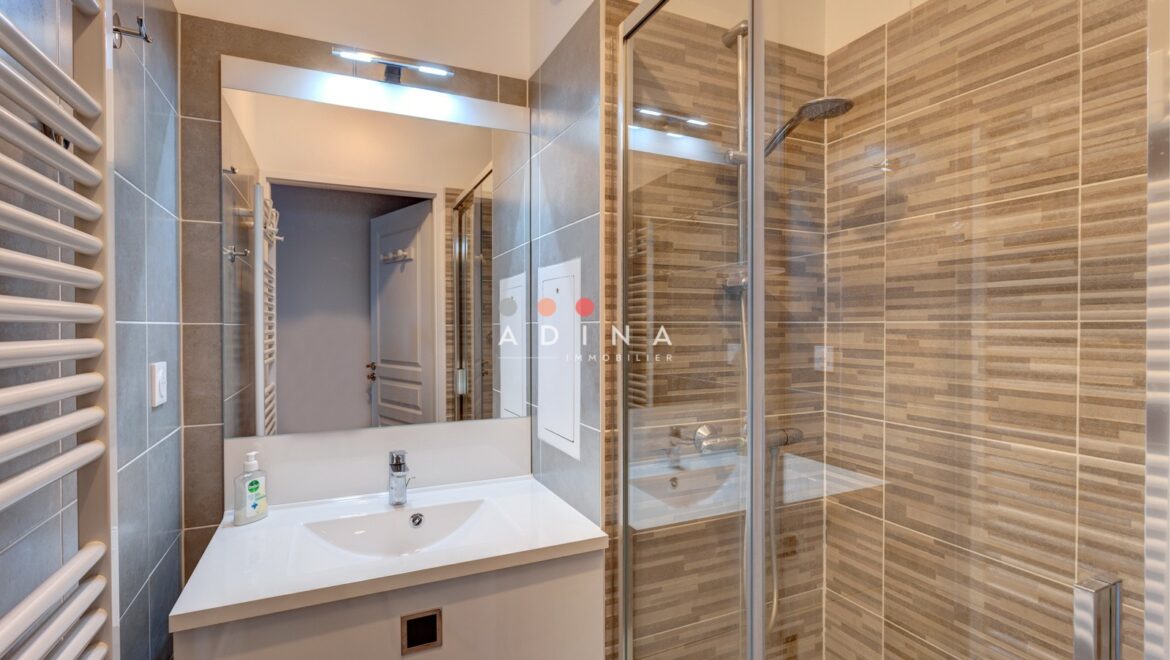 Salle de bains moderne avec douche vitrée au Plessis-Robinson.