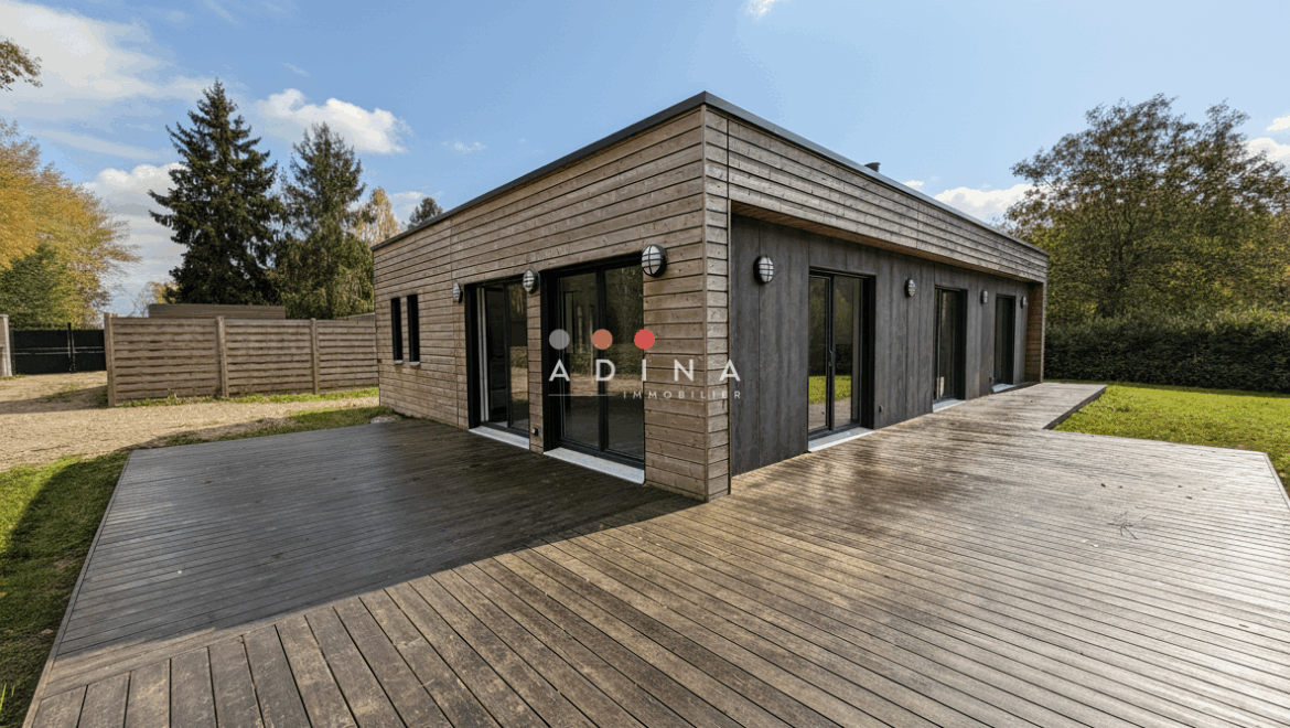 Maison moderne avec terrasse en bois à Le Plessis-Robinson.