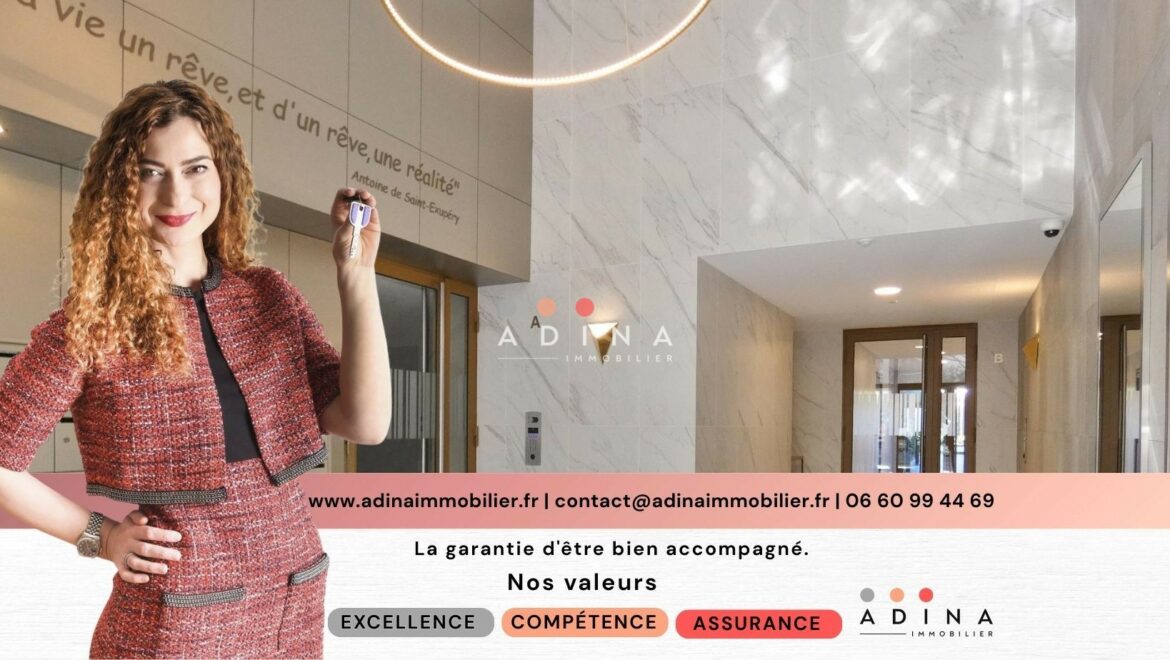 Femme tenant des clés dans un hall d'immeuble moderne.