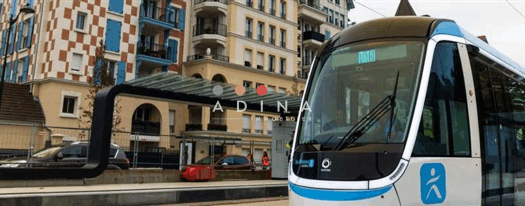 Tram devant des immeubles modernes au Plessis-Robinson.