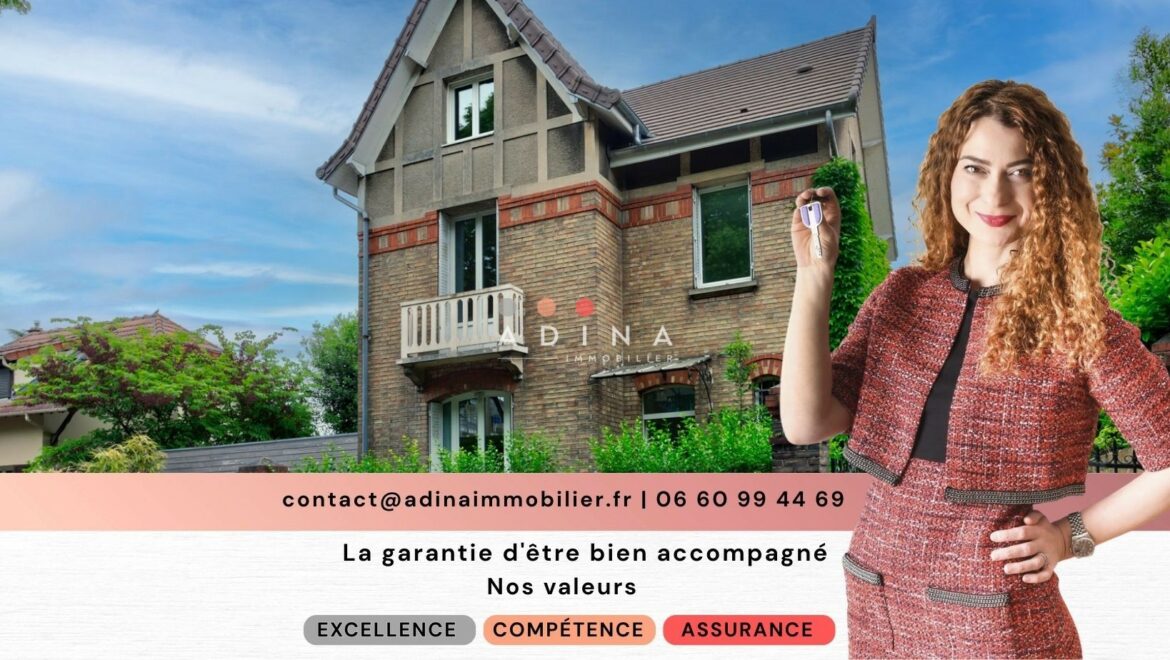 Maison en briques avec agent immobilier tenant une clé.