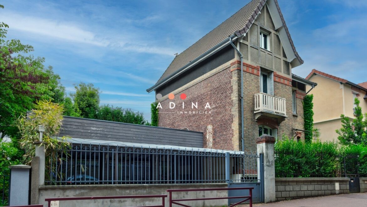 Maison en briques avec toit à pignon, Sceaux.