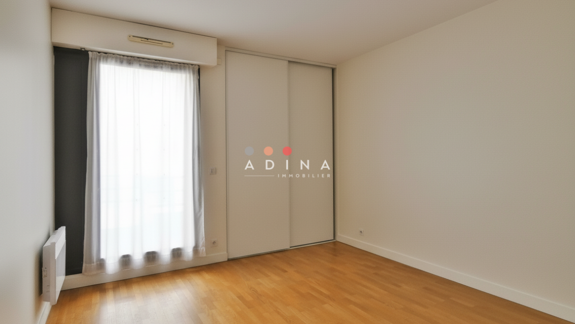 Chambre vide avec parquet et placard à Sceaux.