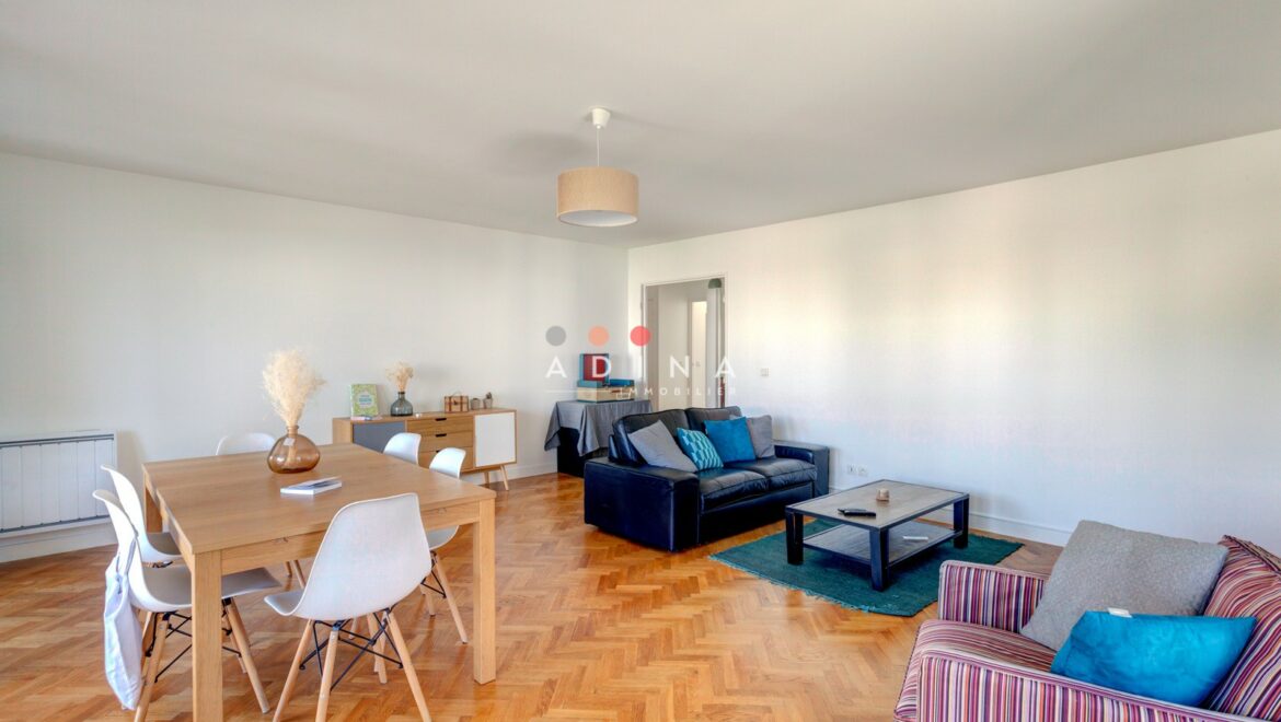 Salon lumineux avec parquet et mobilier moderne au Plessis-Robinson.