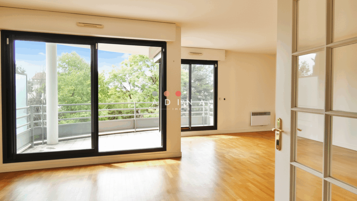 Appartement lumineux avec parquet et baie vitrée à Le Plessis-Robinson.