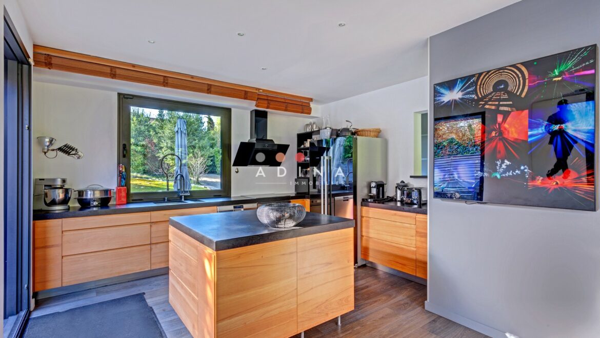 Cuisine moderne avec îlot central en bois.