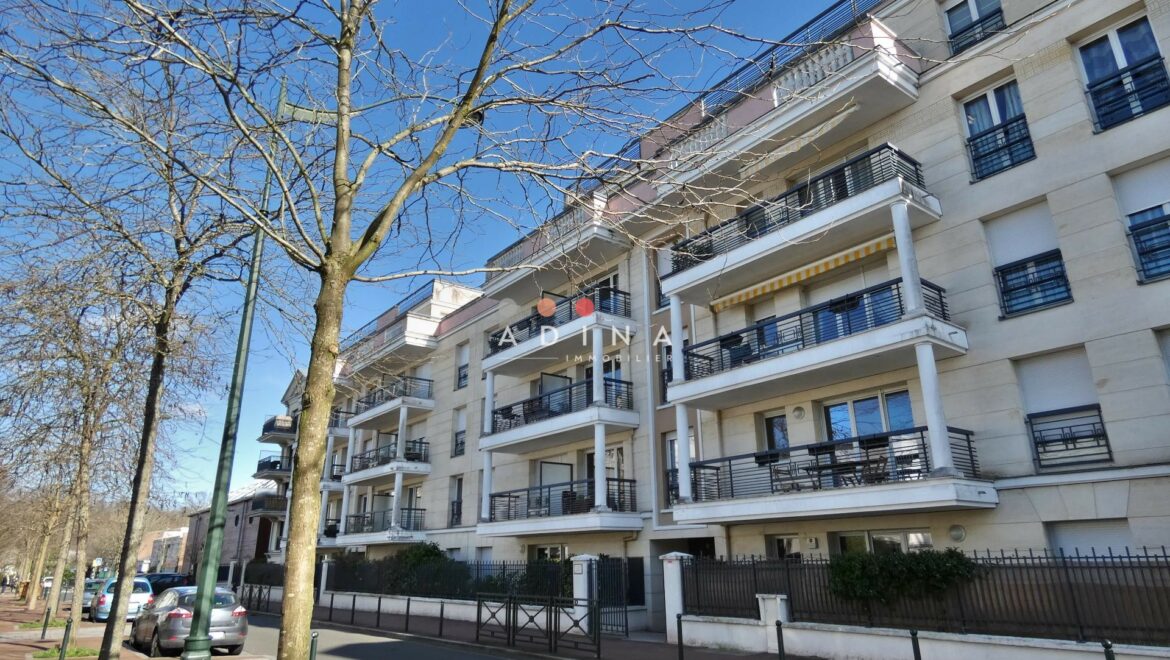 Immeuble résidentiel moderne avec balcons à Le Plessis-Robinson.