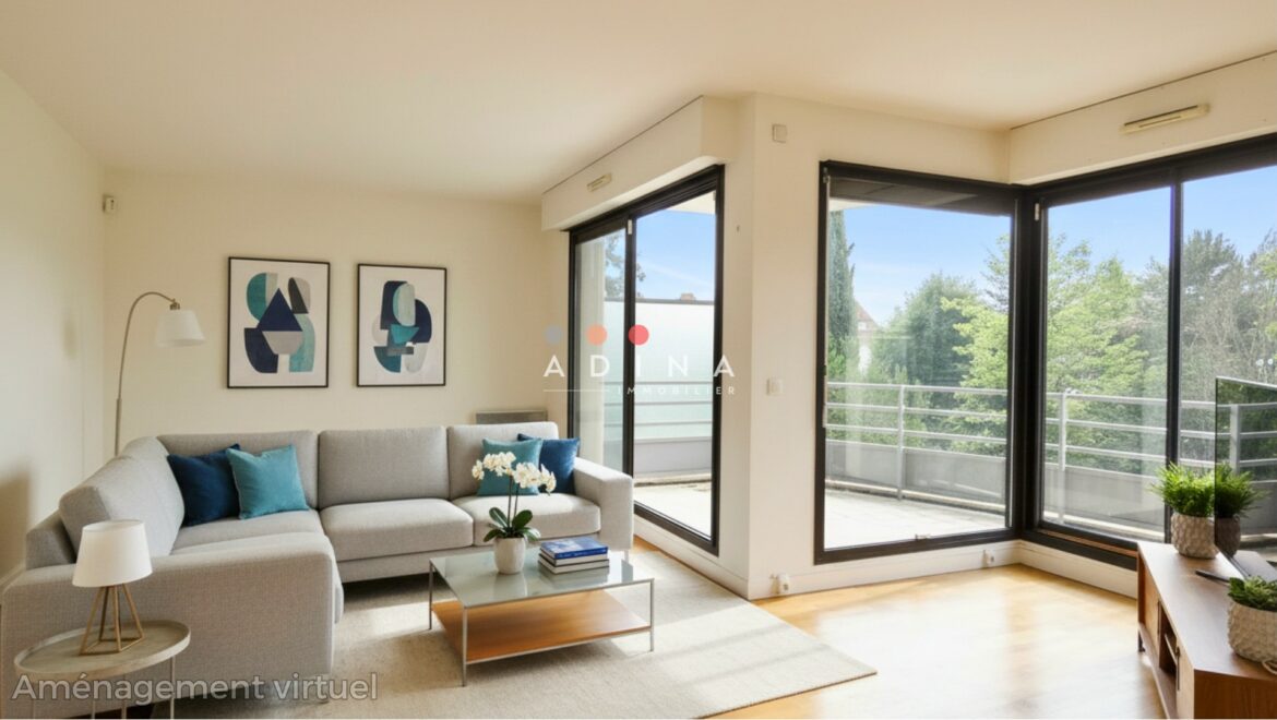 Salon lumineux avec grande baie vitrée et mobilier moderne.