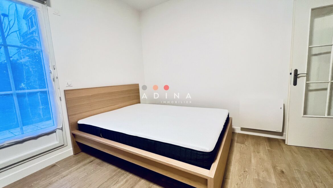 Chambre avec lit double et parquet, Le Plessis-Robinson.