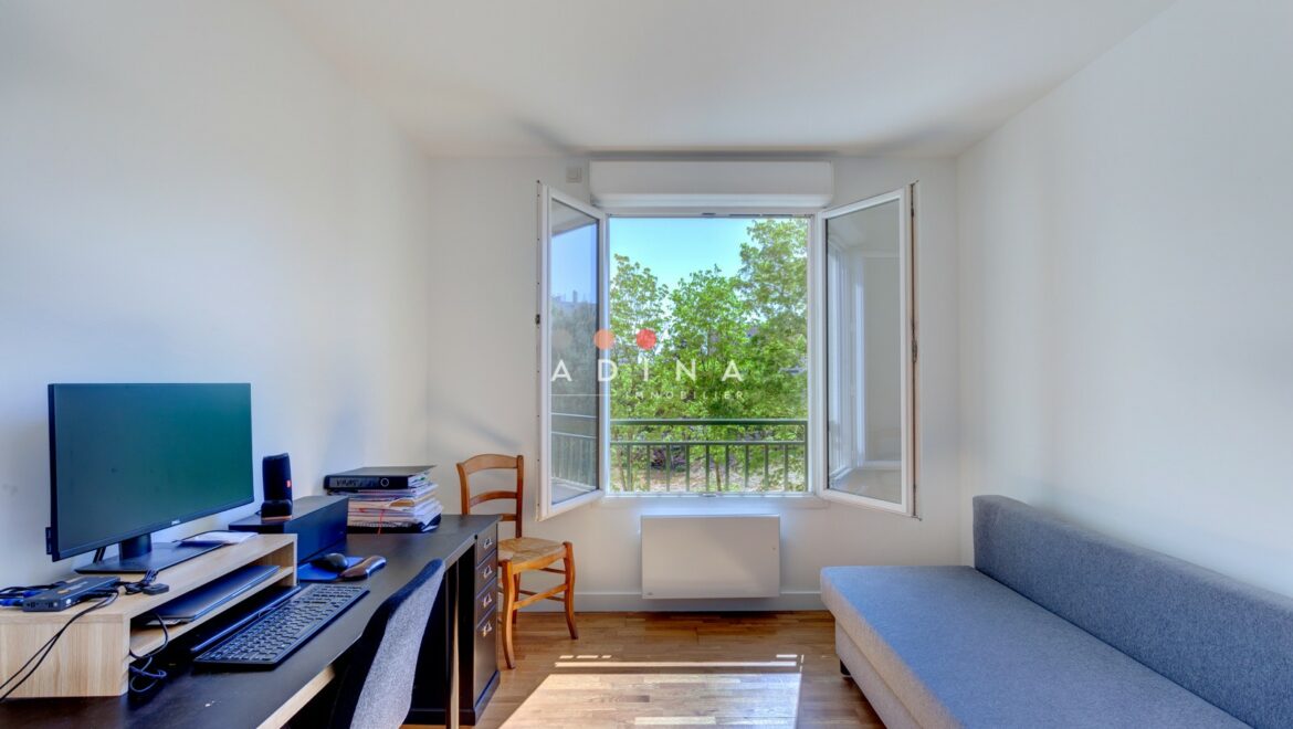 Bureau lumineux avec vue sur jardin.