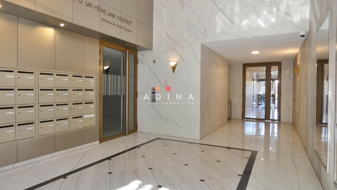 Entrée d'immeuble moderne avec boîtes aux lettres au Plessis-Robinson.