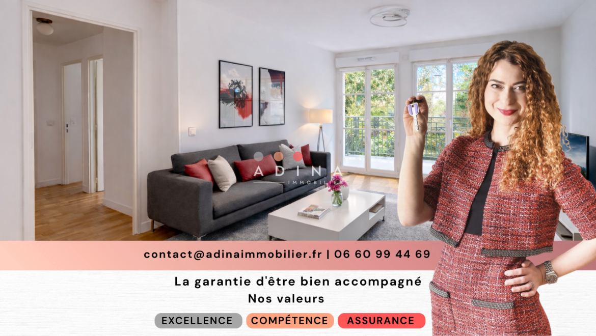 Salon moderne avec canapé gris et femme tenant des clés.