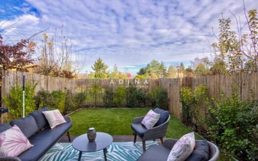 Maison moderne mitoyenne à Louveciennes.