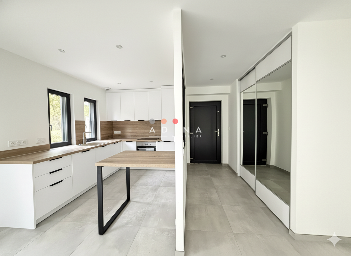 Cuisine moderne avec éléments en bois et espace de rangement.