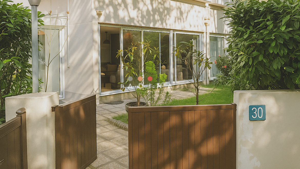 Entrée d'une maison avec jardin à Le Plessis-Robinson.
