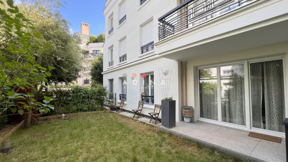 Façade d'un immeuble avec jardin au Plessis-Robinson.
