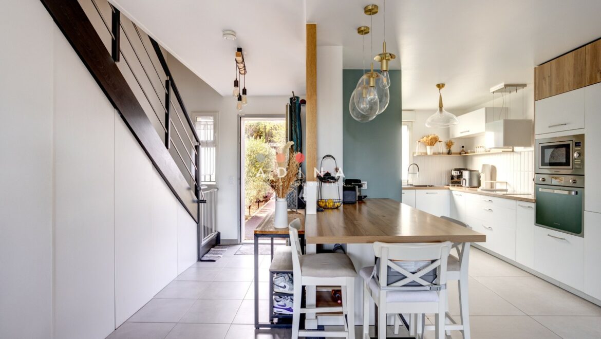 Cuisine moderne avec escalier et îlot central, Le Plessis-Robinson.