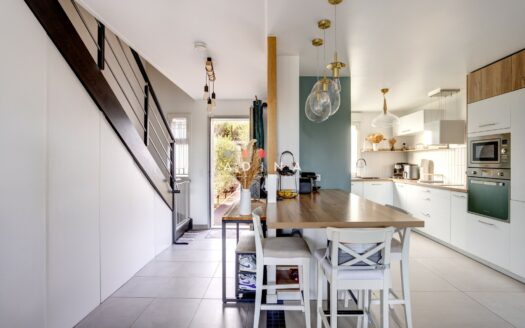 Maison moderne mitoyenne à Louveciennes.