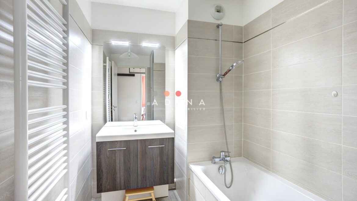 Salle de bain moderne avec baignoire et vasque au Plessis-Robinson.