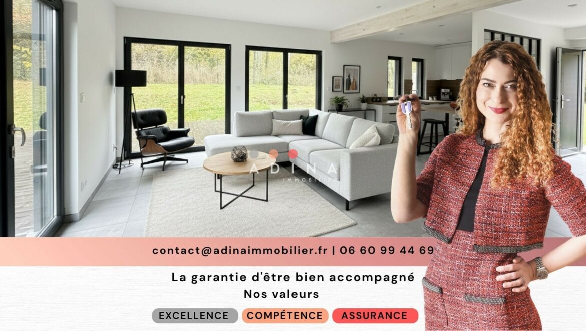 Salon moderne avec femme tenant des clés à Le Plessis-Robinson.