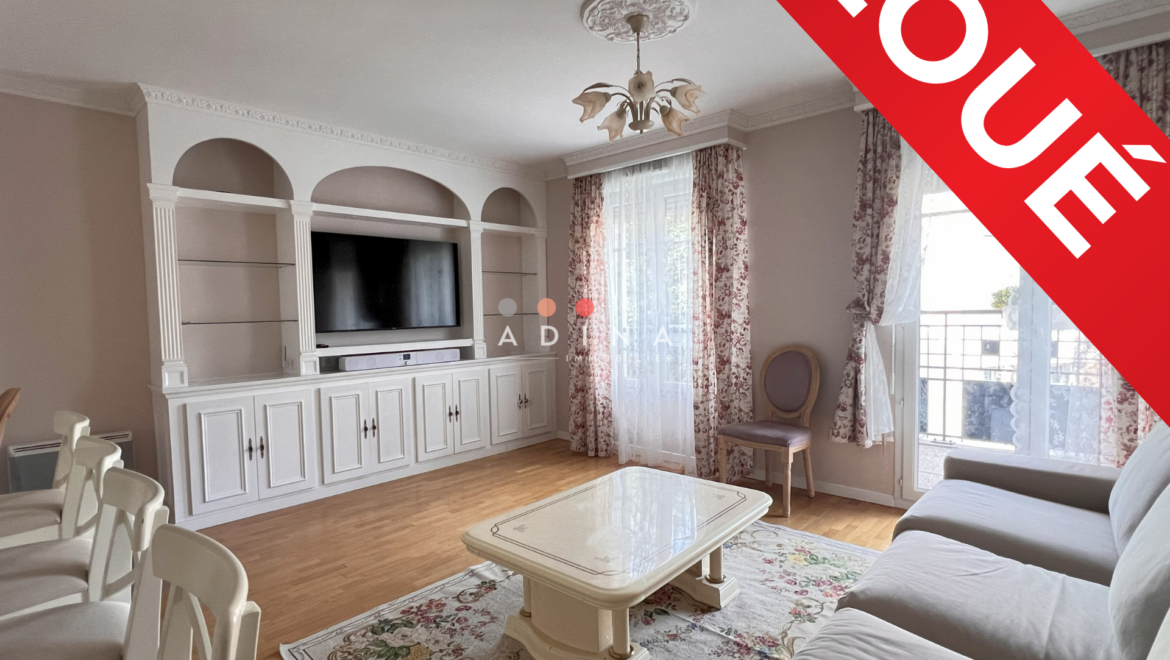 Salon meublé avec téléviseur, étiquette "loué".