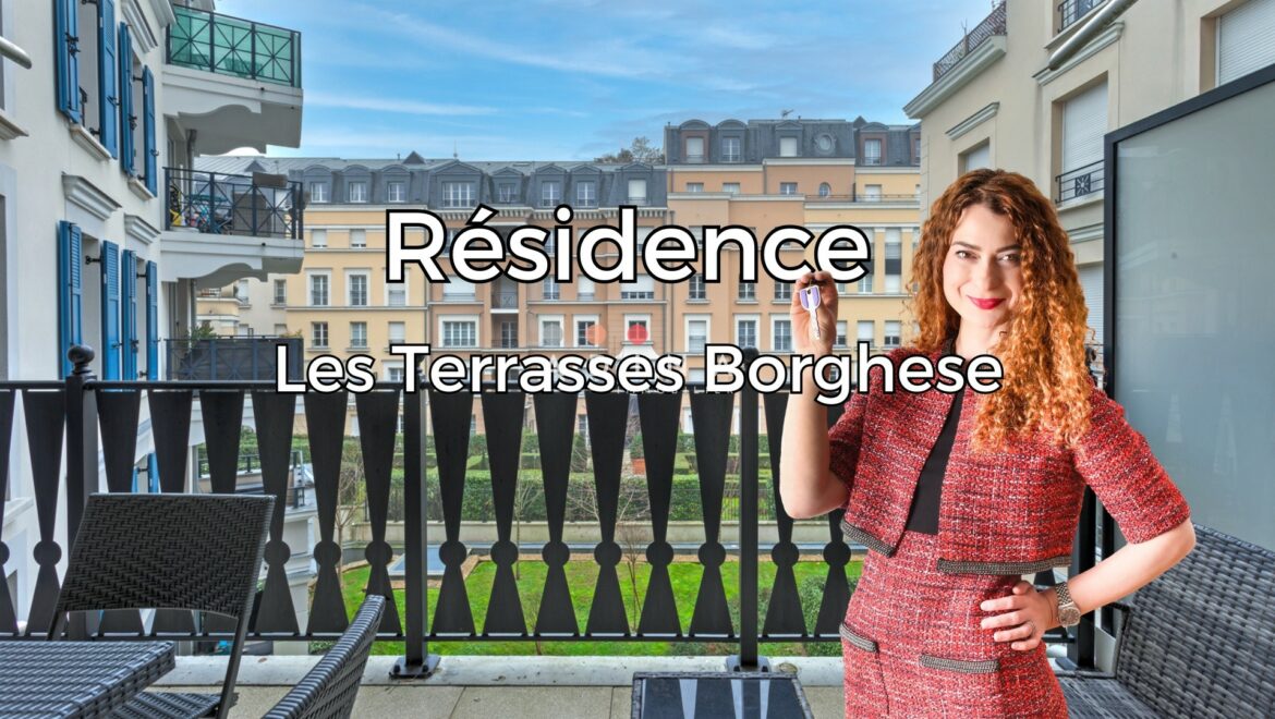 Femme tenant des clés sur balcon d'une résidence moderne.