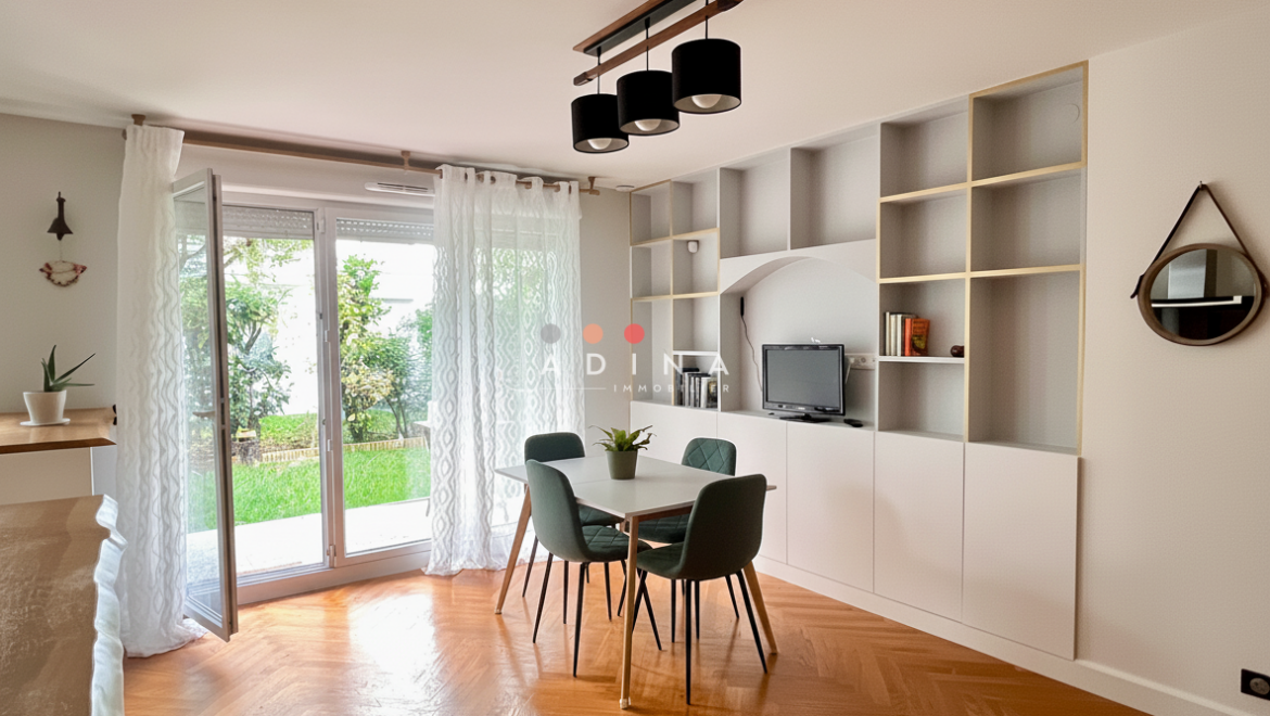 Salle à manger lumineuse avec parquet et accès jardin à Le Plessis-Robinson.