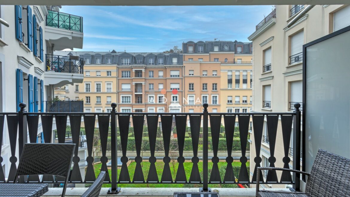 Balcon avec vue sur des immeubles à Le Plessis-Robinson.